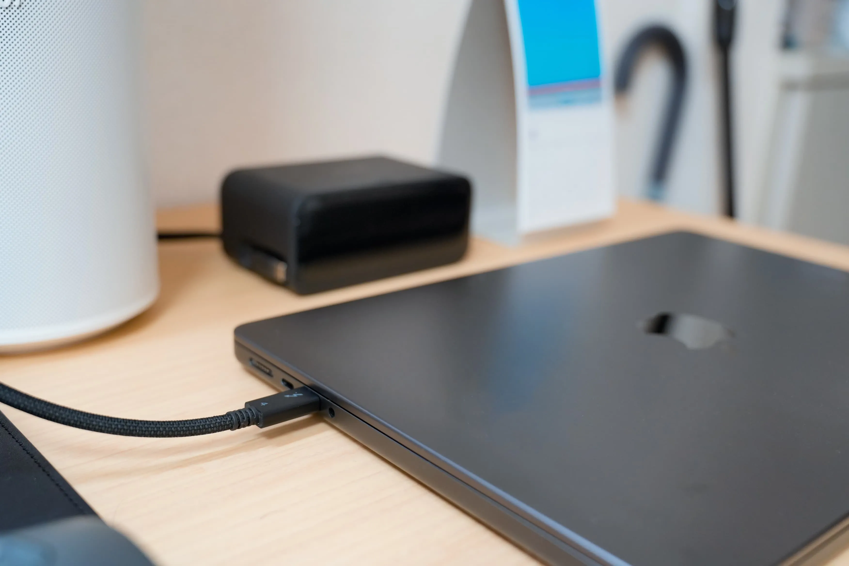 MacBookとThunderbolt 4ケーブルの接続