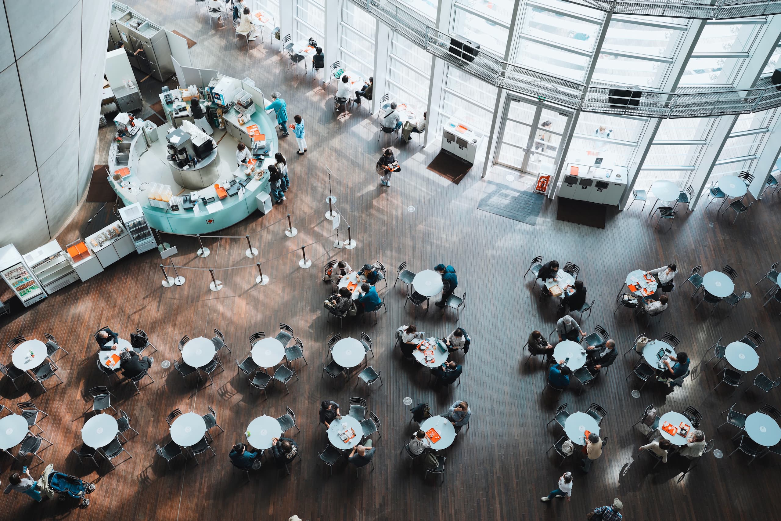 広々とした国立新美術館のカフェスペースを上から見下ろした写真。