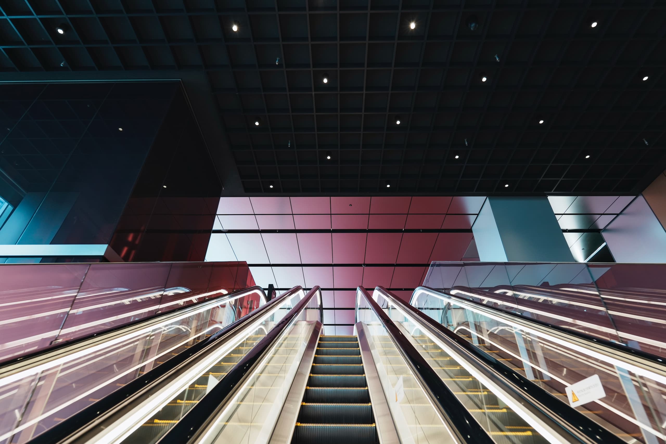 Tokyo Nodeエントランスエスカレーターの写真。