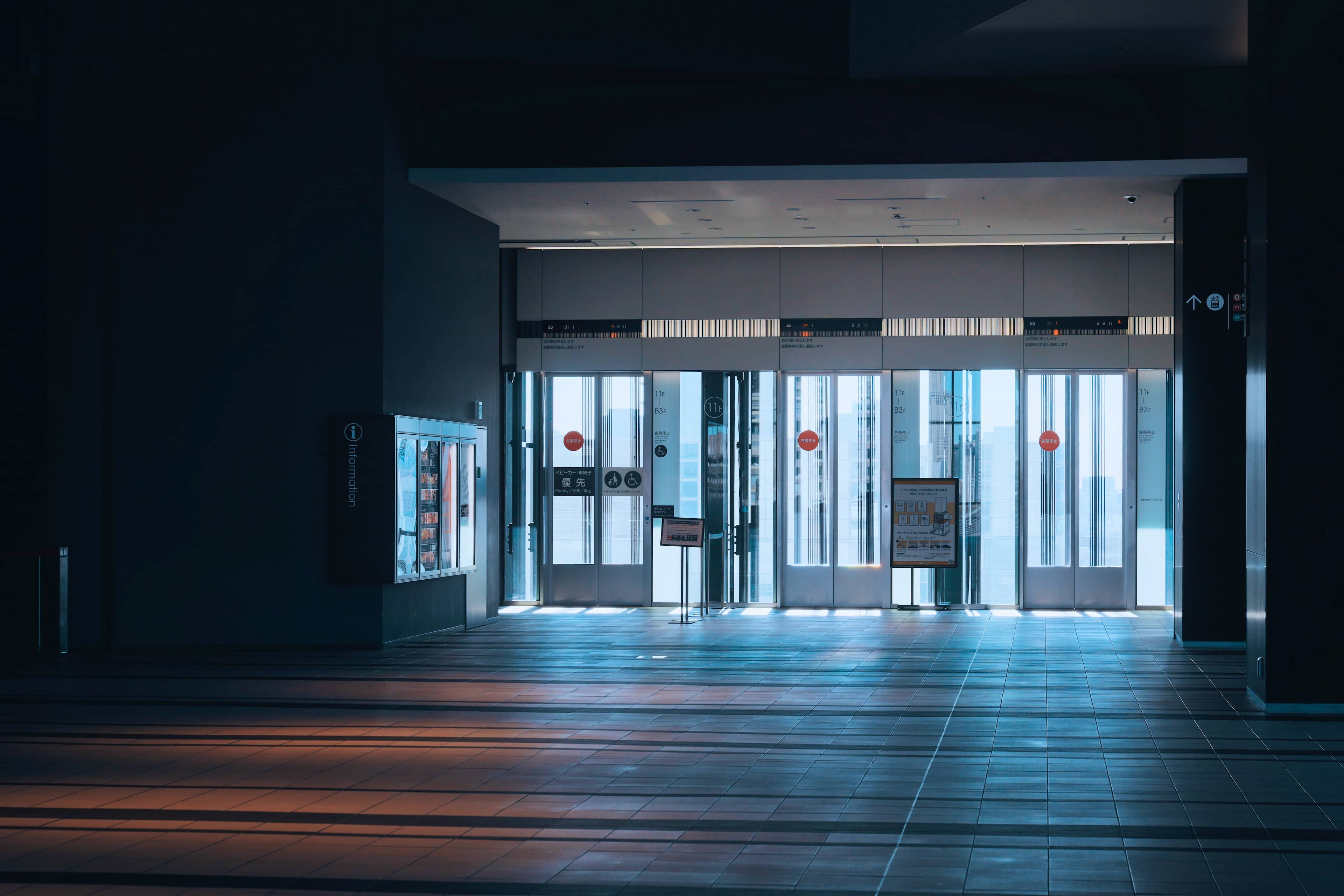 渋谷ヒカリエの、光が差し込むモダンな11階エレベーターホールの風景