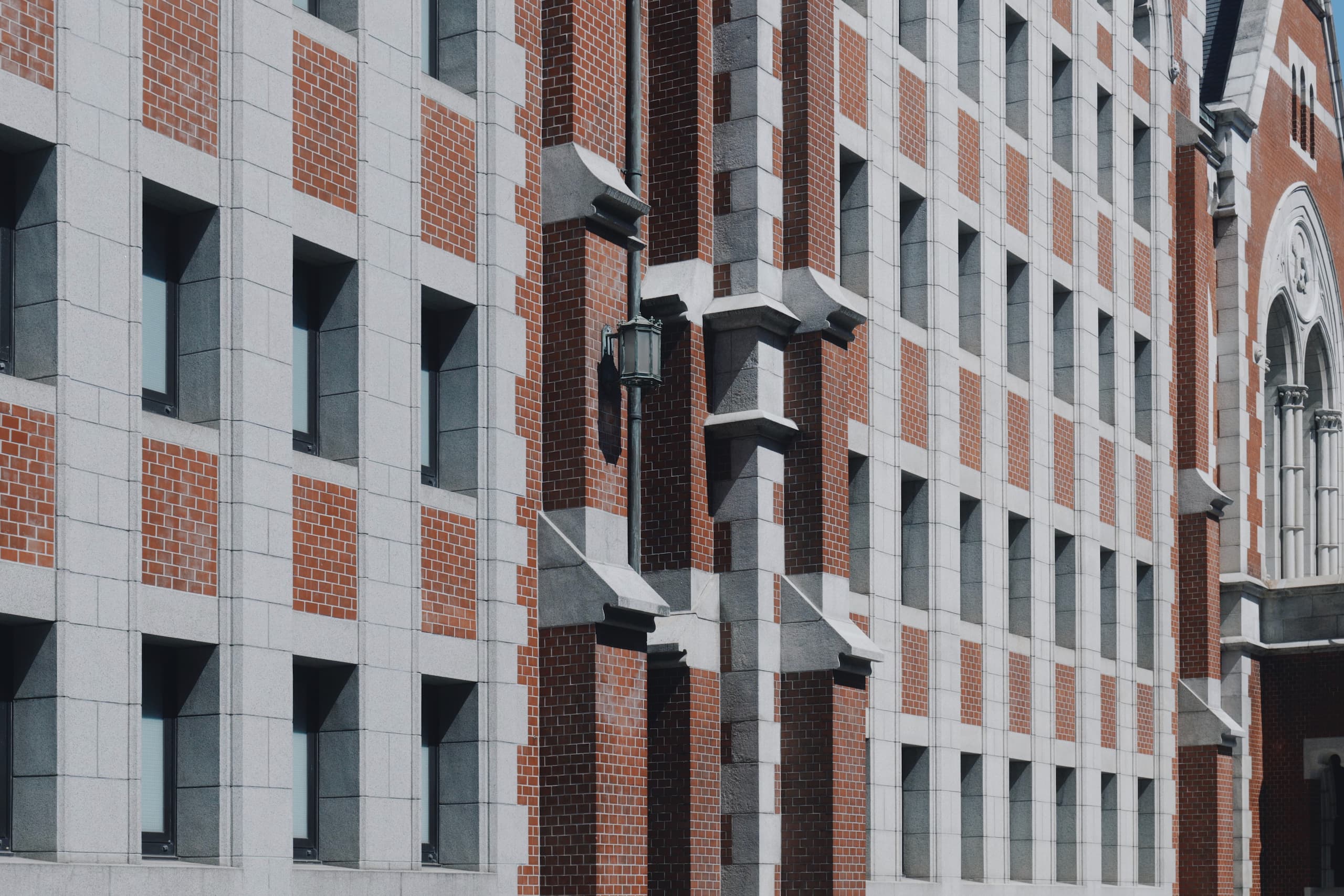 慶應大学三田キャンパス・図書館旧館の外壁。